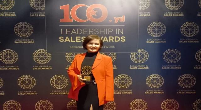 Sales Network tarafından Türkiye Cumhuriyetinin 100. Yılı şerefine düzenlenen Liderlik Ödülleri organizasyonunda Rana Kaplan’a ödül
