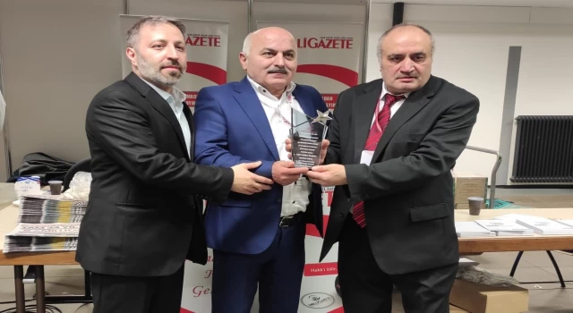 Başarılı Gazeteci Yazar Şaban Turhal'a Milli Gazete'den Teşekkür Plaketi