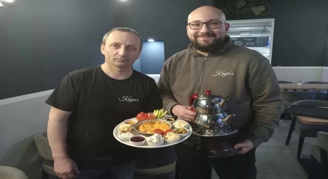 Münih'te Kaya's Restoran'da Türk Usulü Serpme Kahvaltı Günleri