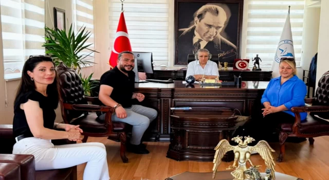 KANUNİ TÜFEKÇİ TÜRK MÜZİK KOROSU YÖNETİM KURULU ÜYELERİNDEN KUŞADASI KAYMAKAMI İBRAHİM KEKLİK'E NEZAKET ZİYARETİ