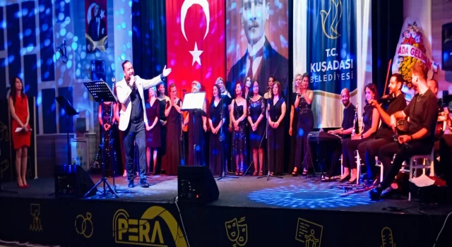 KUŞADASI KANUNİ TÜFEKÇİ TÜRK MÜZİĞİ KOROSU SOLİSTLERİ SAHNE PERFORMANSLARIYLA BEĞENİLERİN ODAK NOKTASI OLDU