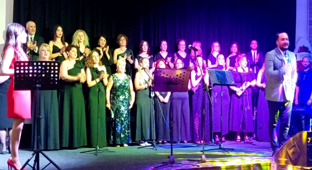 Kuşadası'nda Arabesk Müziğinin Duayen İsimleri Düzenlenen Bir Konserle Anıldı