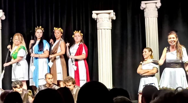 Aristofanes tarafından MÖ 411 yılında yazılmış tek perdelik oyun Lysistrata; Kuşadası Pera Salonu'nda sahnelendi.