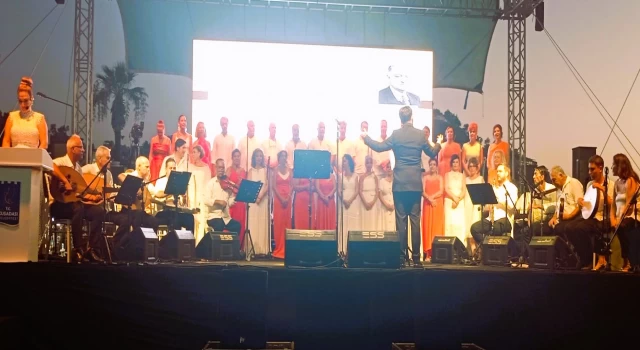 KUŞADASI ATATÜRK MEYDANINDA TÜRK SANAT MÜZİĞİ KOROSU HARİKA BİR KONSER VERDİ