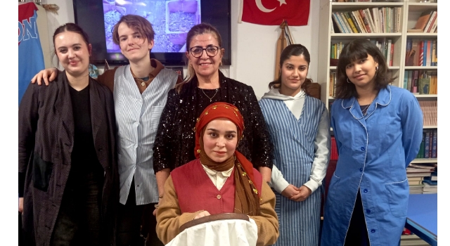 GEZEN TİYATRO; SERGİLEDİKLERİ OYUNDA ÇARPICI MESAJLAR VERDİLER