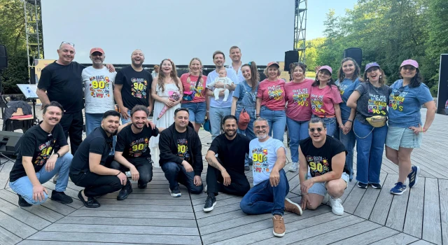 90’lar Coşkusu: Nüket Taşkın Yönetimindeki Dev Koro Nostalji Rüzgârı Estirdi