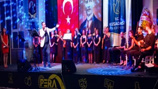 KUŞADASI KANUNİ TÜFEKÇİ TÜRK MÜZİĞİ KOROSU SOLİSTLERİ SAHNE PERFORMANSLARIYLA BEĞENİLERİN ODAK NOKTASI OLDU