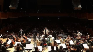 İzmir Oda Orkestrası Latin müzikleriyle dans ettirdi