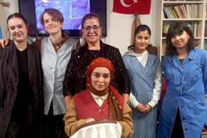 GEZEN TİYATRO; SERGİLEDİKLERİ OYUNDA ÇARPICI MESAJLAR VERDİLER