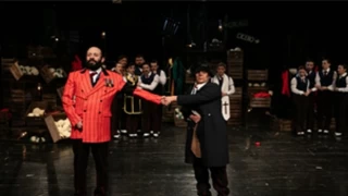 İzmir Şehir Tiyatroları’ndan görkemli prömiyer